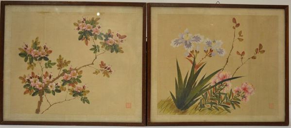  Due dipinti, Giappone,  in seta, con decorazioni floreali, entro cornici 