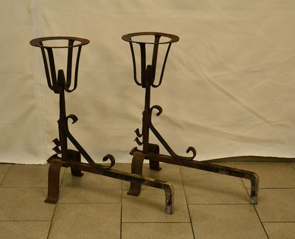 Coppia di alari, in stile â€˜600, in ferro battuto, con portafiaschi superiore ( 2 )