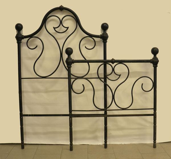 Letto singolo, sec. XIX, in ferro, con finali a palla  - Asta Gioielli, Argenti, Modernariato, Dipinti, Mobili e Oggetti d'Arte - Poggio Bracciolini Casa d'Aste