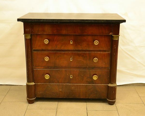 Cassettone, Francia, tardo Impero, in radica di mogano, a quattro cassetti, piano in marmo, rapporti in bronzo, cm 98x52x88, difetti