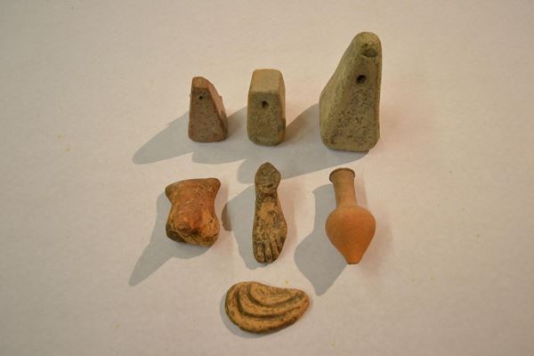  Lotto di oggetti in ceramica acroma 