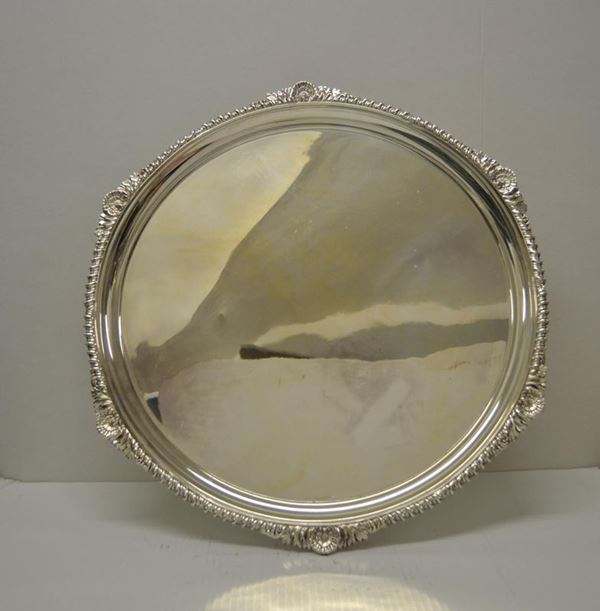  Grande salver,  in metallo argentato poggiante su tre piedini a volute, diam. cm 50