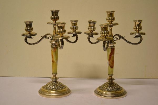  Coppia di candelabri, in argento e agata 