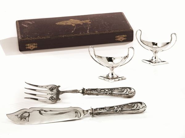  Coppia di salsiere, Austria Ungheria, sec. XIX,  di forma a navette in argento poggianti su basi romboidali, g 225 (2)