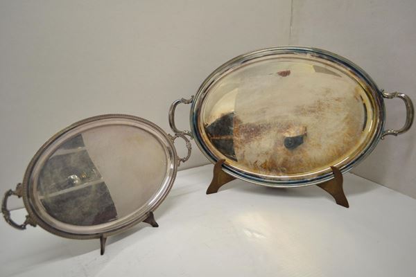  Vassoietto, sec. XX,  a due anse in argento, bordo decorato da foglie lanceolate, cm 44,5x26 g 635 e  guantiera  in metallo argentato a due anse, cm 62x38 (2)
