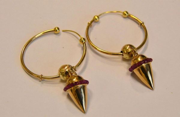  Paio di orecchini in oro giallo titolo 375 e rubini  
