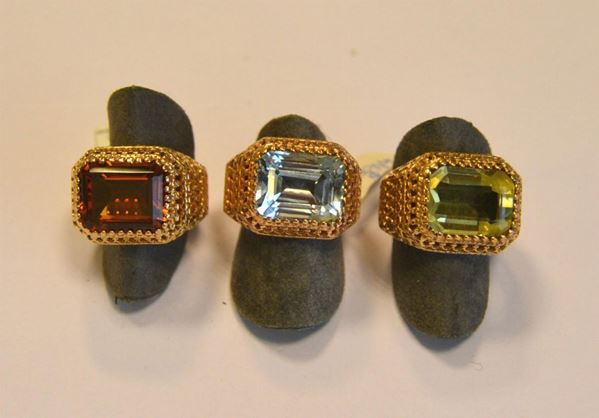 Tre anelli in oro giallo titolo 375 e pietre                                 - Asta Antiquariato, Collezionismo & Gioielli - Poggio Bracciolini Casa d'Aste