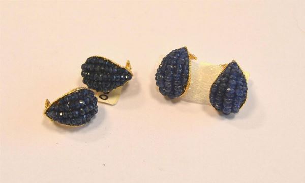Due paia di orecchini in oro giallo e zaffiri                              