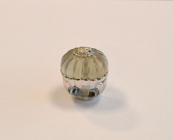  Anello in oro bianco, diamanti e cristallo di rocca 