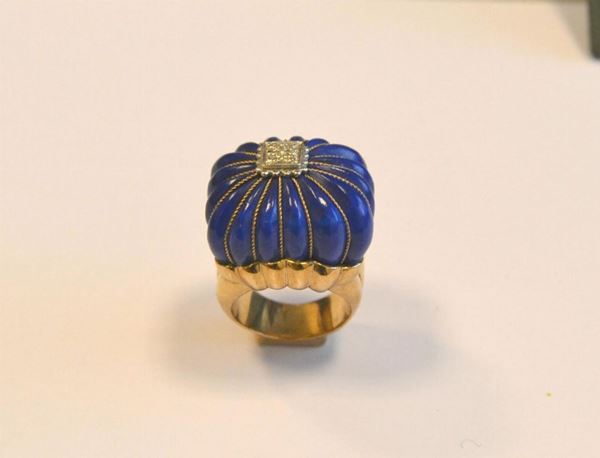  Anello in oro giallo e bianco, diamanti e lapislazzuli 