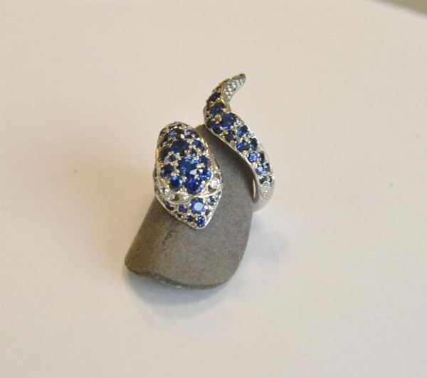 Anello in oro giallo rodiato  , realizzato a forma di serpente, decorato con zaffiri g 17