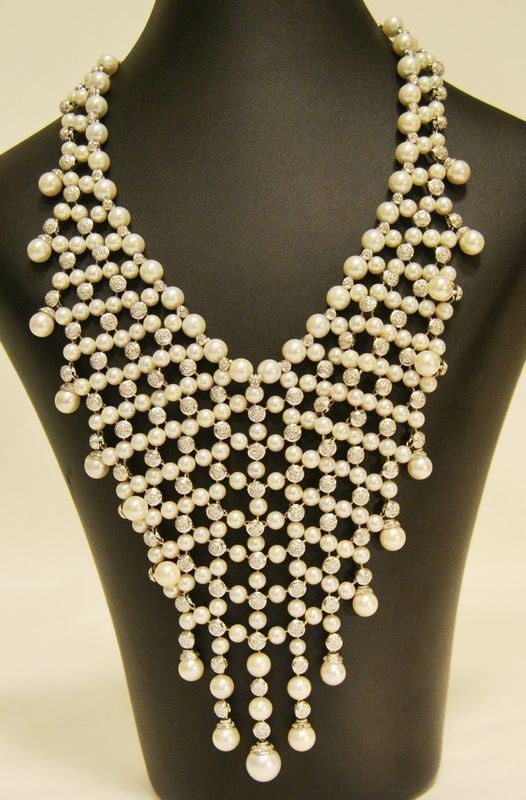  Girocollo in oro bianco, titolo 333,   realizzato con perle di varie misure,  inserti  