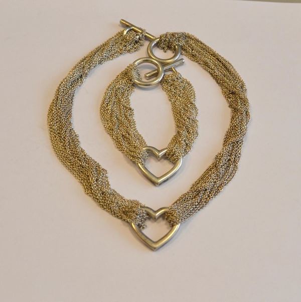  Collana iffany &amp; Co.  in argento sterling realizzata a fili di maglia fine , con al centro un cuore e  Bracciale  en suite , totale g 93 (2)