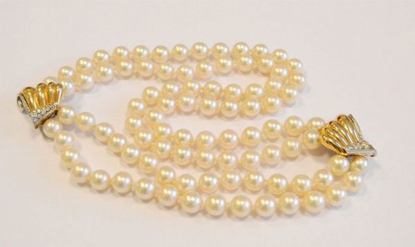  Collana di perle , oro giallo e diamanti,  realizzata a due fili di perle di diam.  mm 8,5 con elemento e fermatura in  oro giallo e bianco    decorati a pavÃ¨ di  brillanti, g 104                                                
