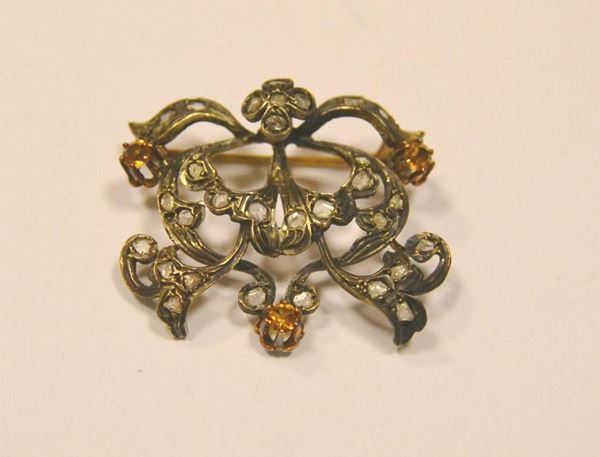  Spilla, inizi sec. XX,  in oro,argento e diamanti 