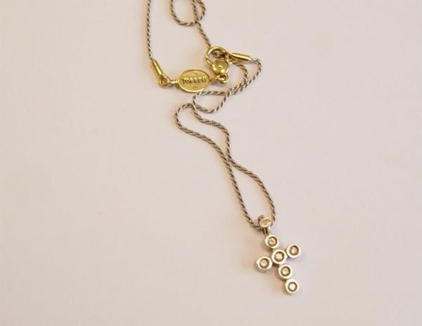  Collana in oro bianco   con pendente a forma di croce, decorata con brillanti,      marcata Torrini,  g 9,2                             