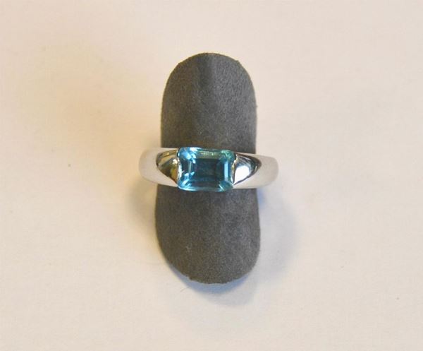  Anello in oro bianco e acquamarina  , al centro acquamarina rettangolare    