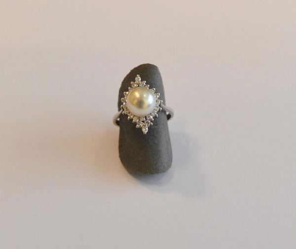  Anello in oro bianco, diamanti e perla                                      