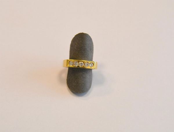 Anello in oro giallo, e diamanti 