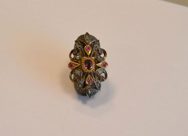  Anello in oro e argento, rubini e diamanti                  - Asta Antiquariato, Collezionismo & Gioielli - Poggio Bracciolini Casa d'Aste