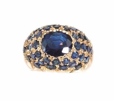  Anello in oro giallo e zaffiri 