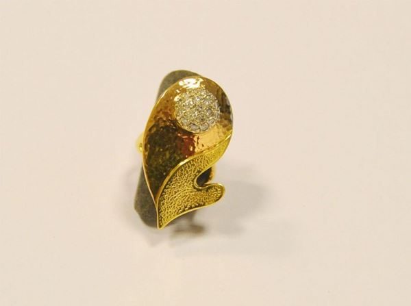  Anello scultura in oro giallo e diamanti 