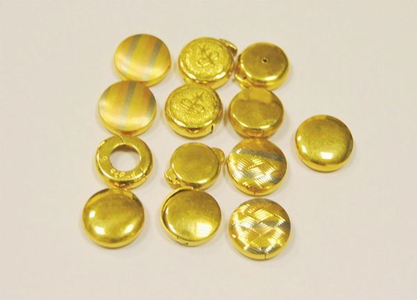  Tredici copribottoni in oro giallo  