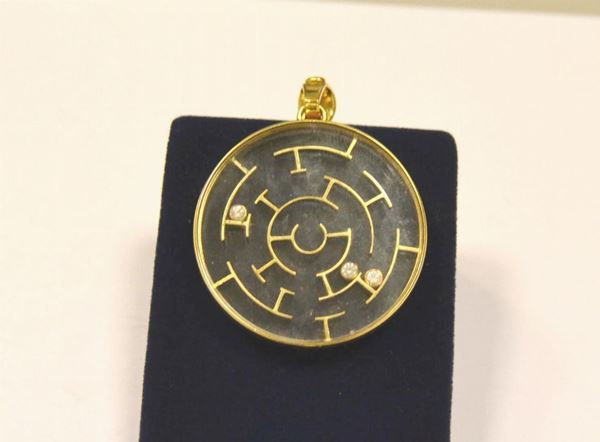  Pendente rotondo in oro giallo, diamanti e cristallo 