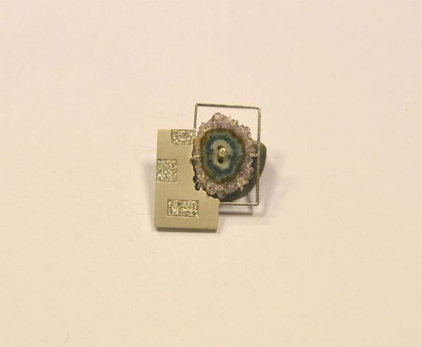  Spilla in oro bianco, diamanti e geodite  