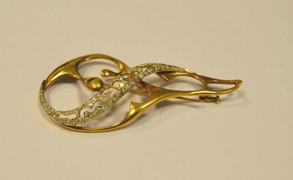  Spilla in oro giallo e bianco &nbsp; modellata a disegno stilizzato con una  &nbsp;&nbsp;&nbsp;&nbsp;&nbsp; 
