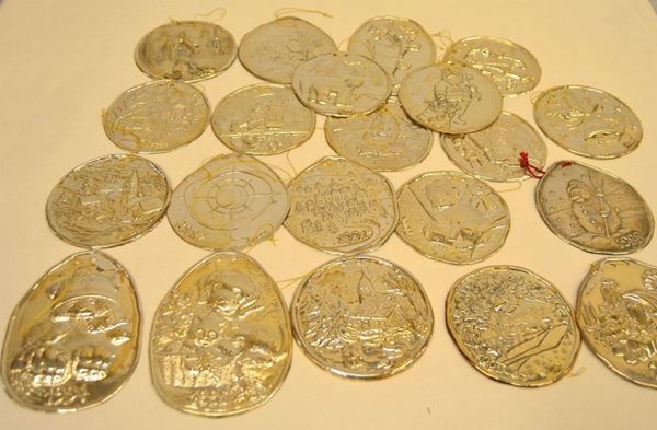  Gruppo &nbsp;di ventiquattro piastre sbalzate , in argento 925    - Asta Antiquariato, Collezionismo & Gioielli - Poggio Bracciolini Casa d'Aste