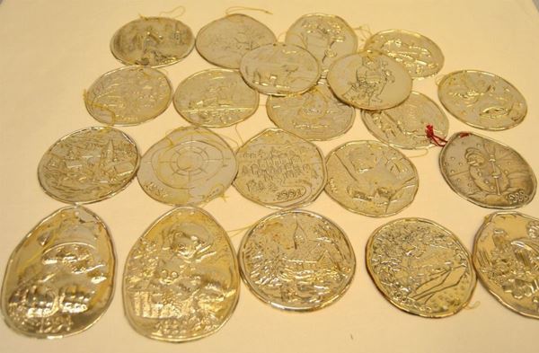  Gruppo &nbsp;di ventiquattro piastre sbalzate , in argento 925  
