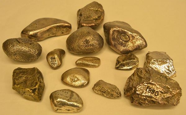  Gruppo di quattordici sassi in argento 