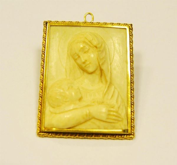  Pendente in oro e avorio 