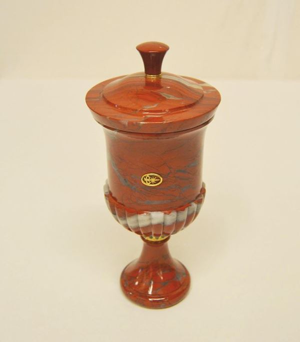  Vase a couvercle in diaspro rosso  