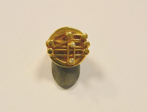  Anello scultura in oro giallo e diamanti  