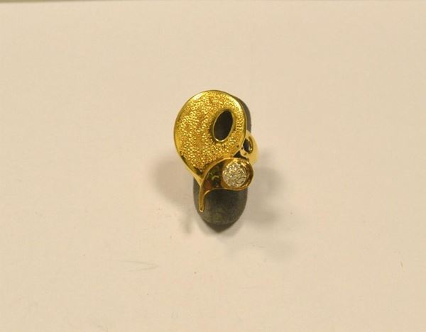  Anello scultura in oro giallo e brillanti 
