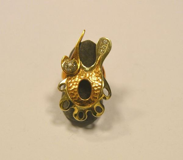  Anello scultura , in oro giallo e diamanti 