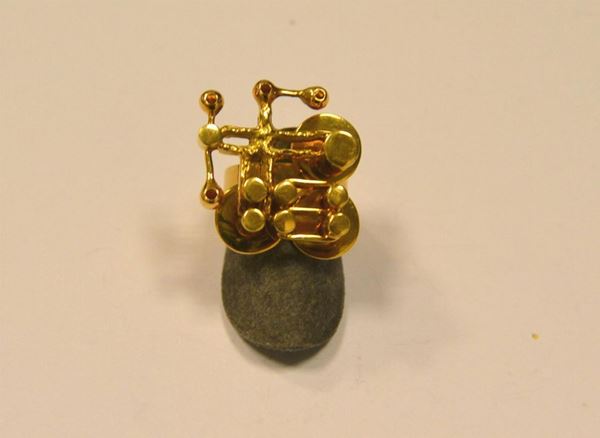  Anello scultura in oro giallo 
