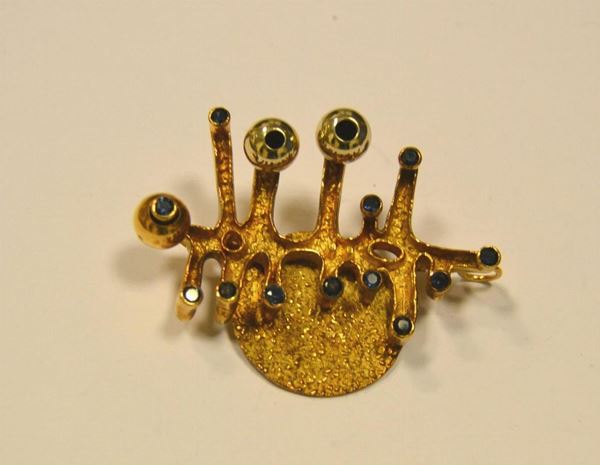  Spilla scultura , in oro giallo, bianco e zaffiri   - Asta Antiquariato, Collezionismo & Gioielli - Poggio Bracciolini Casa d'Aste