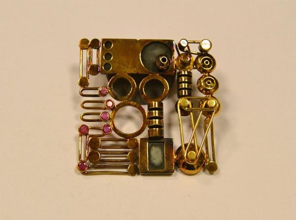  Spilla scultura in oro giallo e rubini 