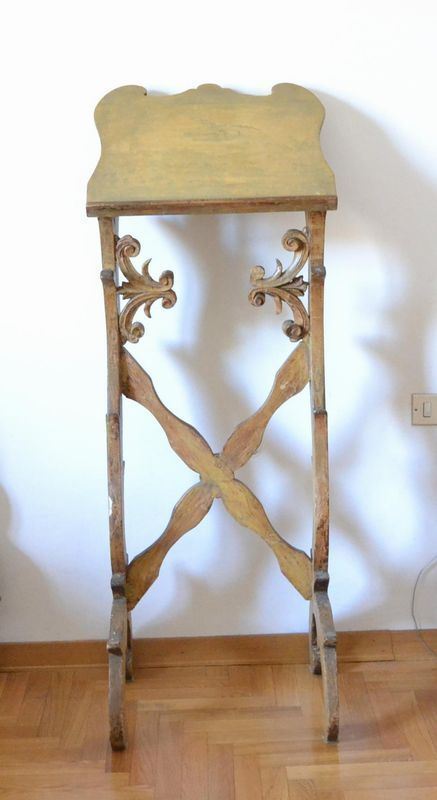  Leggio da terra, sec. XIX,  in legno laccato, 