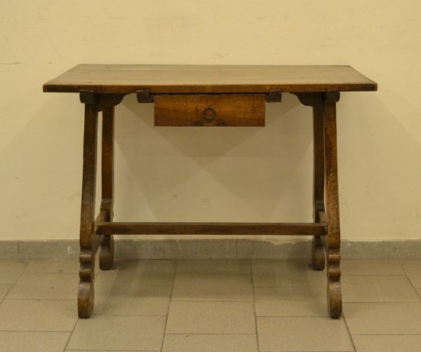  Tavolo, in stile '700,  in noce e pioppo,  - Asta Antiquariato, Collezionismo & Gioielli - Poggio Bracciolini Casa d'Aste