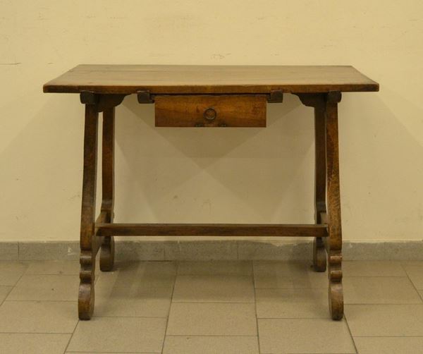  Tavolo, in stile '700,  in noce e pioppo,
