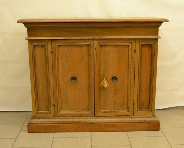  Credenza, Toscana, sec. XVIII,  in noce, a due sportelli,