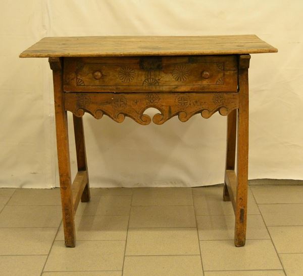  Tavolino, Spagna, sec. XVIII,  in noce intagliato,  - Asta Antiquariato, Collezionismo & Gioielli - Poggio Bracciolini Casa d'Aste