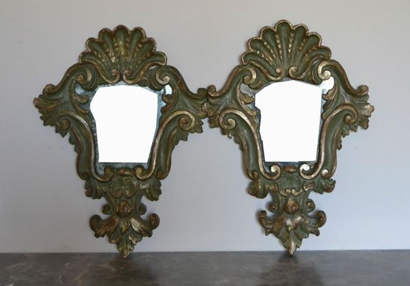  Coppia di specchierine, sec. XVIII,  in legno intagliato