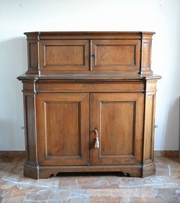  Credenza, Toscana, sec. XVIII,  in noce a due corpi, 