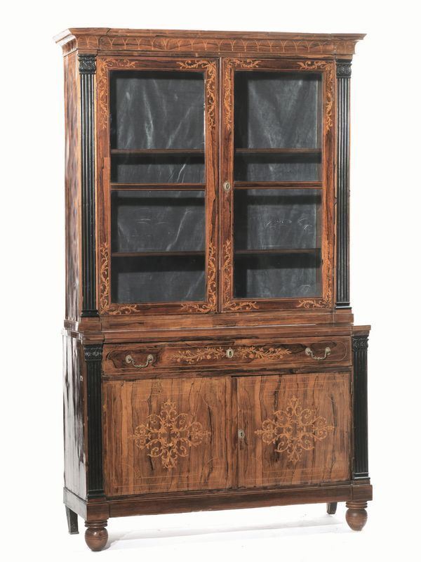 Coppia di vetrine, Sicilia, periodo Carlo X, 1830 circa,  in palissandro filettato, parte superiore a due sportelli a vetri, decorati da eleganti volute di foglie di acanto e inquadrati tra lesene corinzie ebanizzate, corpo inferiore ad un cassetto e due sportelli sottostanti decorati in modo analogo al corpo superiore, base rettilinea, piedi a trottola, cm 127x43x217