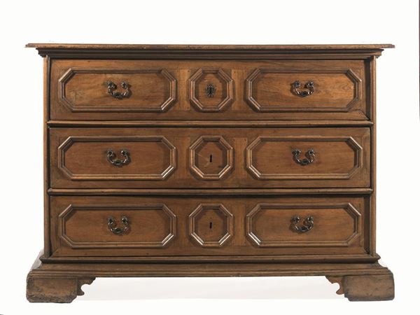 Grande cassettone, Italia centrale, seconda metÃ  sec. XVII , in noce a patina bionda, piano rettangolare con becco di civetta, tre cassetti decorati da formella ottagonale, base modanata, piedi a mensola, cm 171x62x118